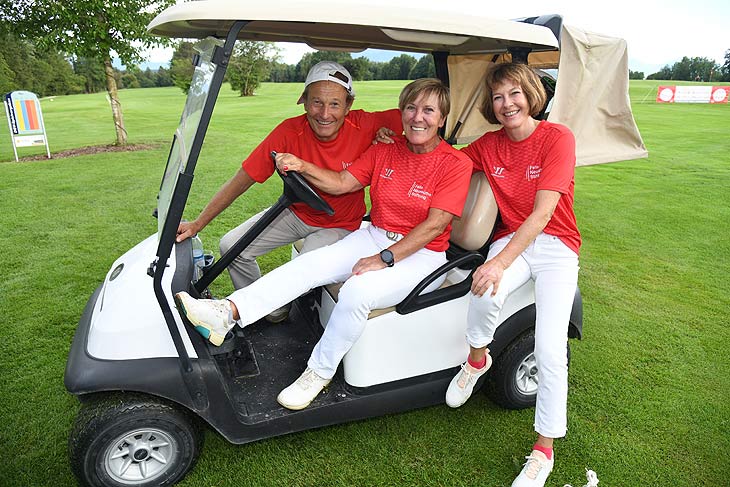 Evi Mittermaier-Brundobler (Skirennlaeuferin), Peter Heidecker mit Frau Roswitha Heidecker (Unternehmer)uther 3.Felix&Friends Invitational der Felix Neureuther Stiftung das Golf Turnier im Golf Club Beuerberg am 27.07.2023 Foto: BrauerPhotos / J.Reetz 